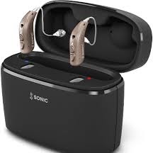 Par de aparelhos retroauriculares dentro de um estojo carregador preto