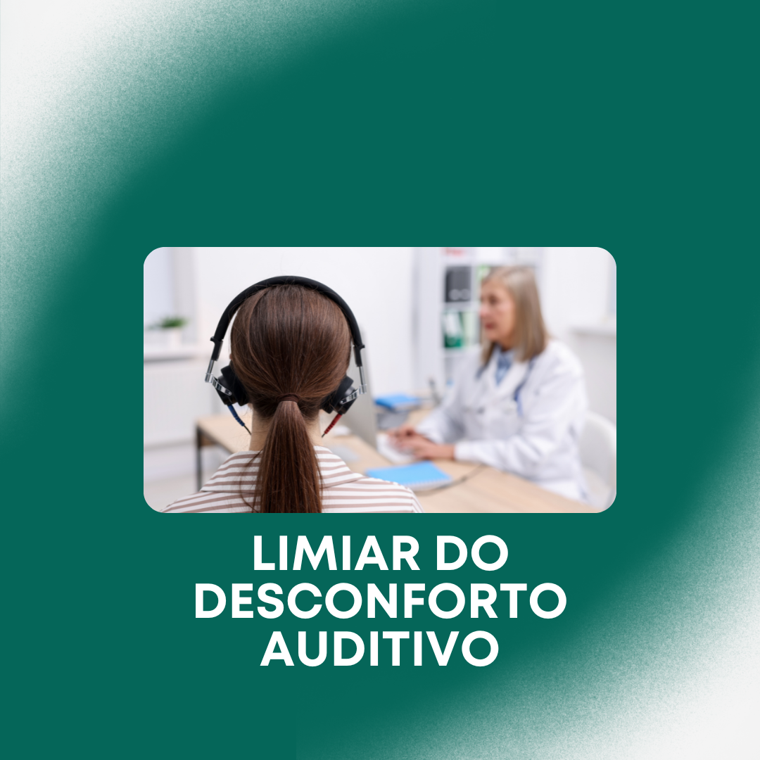 Drª Valéria Melo atendendo na clínica, com prateleira de aparelhos auditivos ao fundo