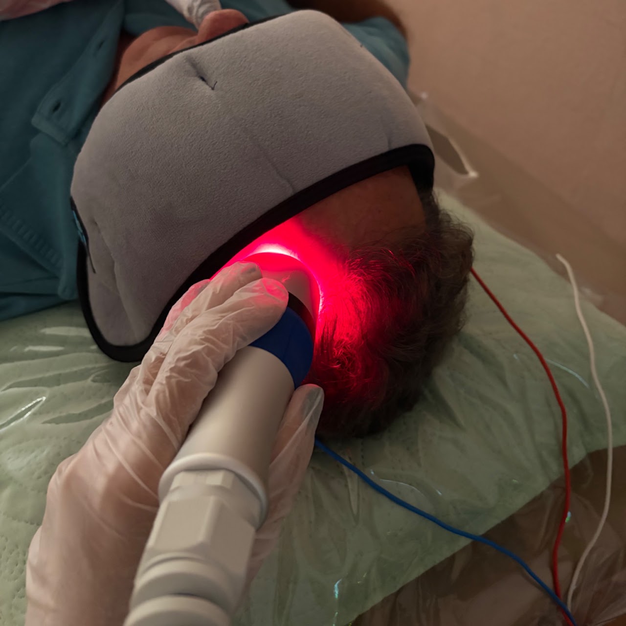 Aplicação de laserterapia no ouvido do paciente